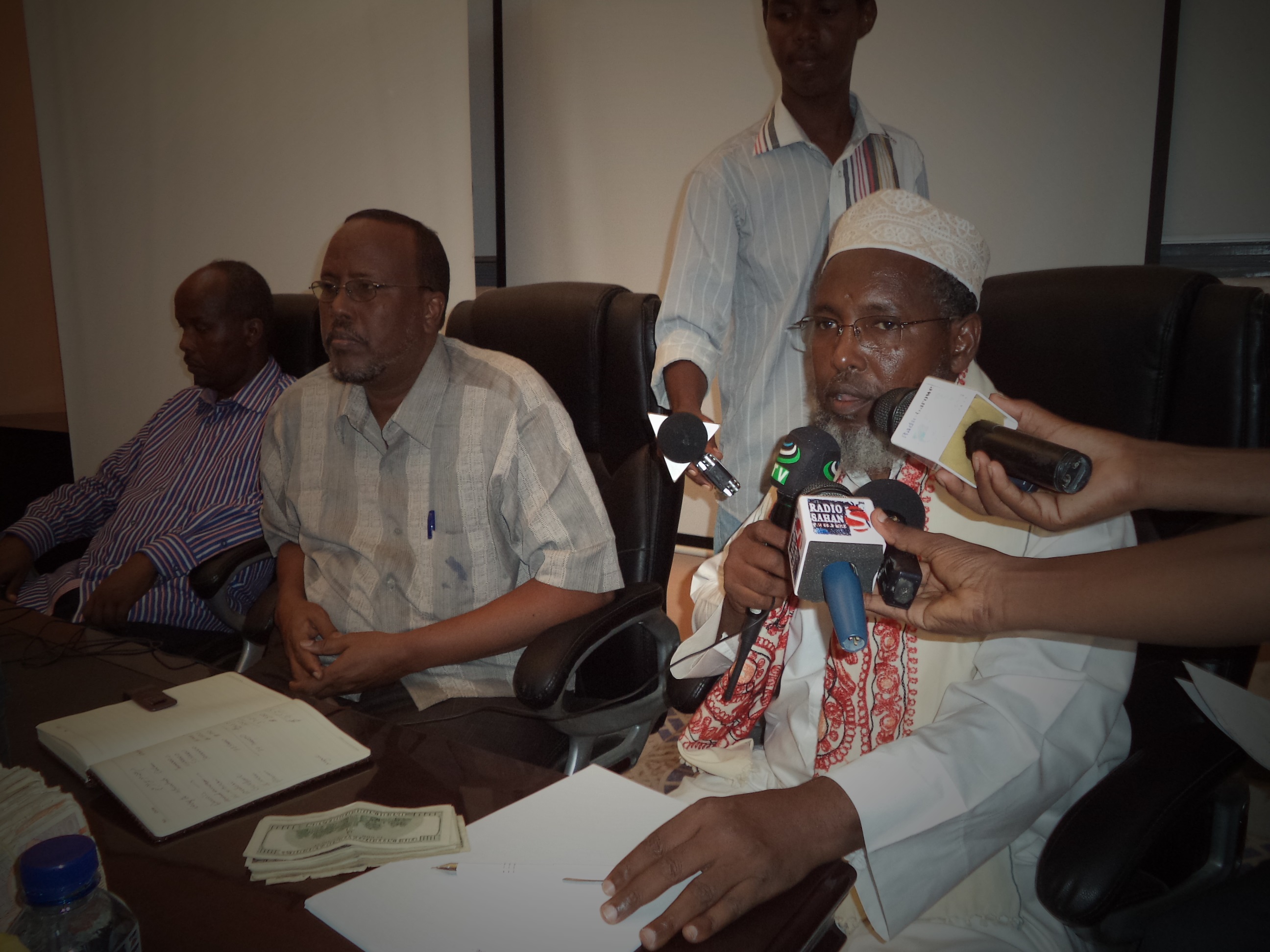 MUNAASABAD DEEQ KU LA WAREE GAYEEN GUDIGA DHISMAHA BUUNDOOYINKA OO KADHACDAY GAROWE
