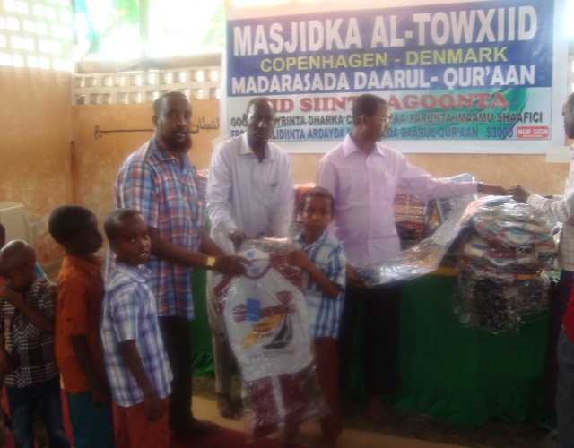 Guddiga taakulaynta agoonta oo u mahad celiyey maamulka madarasada Daarul quraan.[Masawiro]