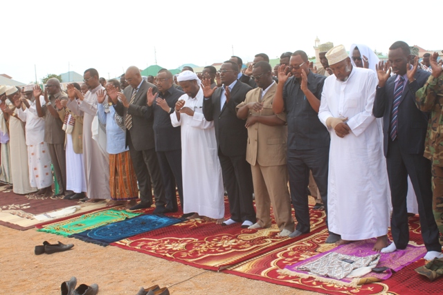 Madaxwaynaha Puntland oo Salaadii Ciidul Adxaa saaka kula tukaday Boqolaal dadweyne ah magaalada Garoowe [Masawiro+Cod]