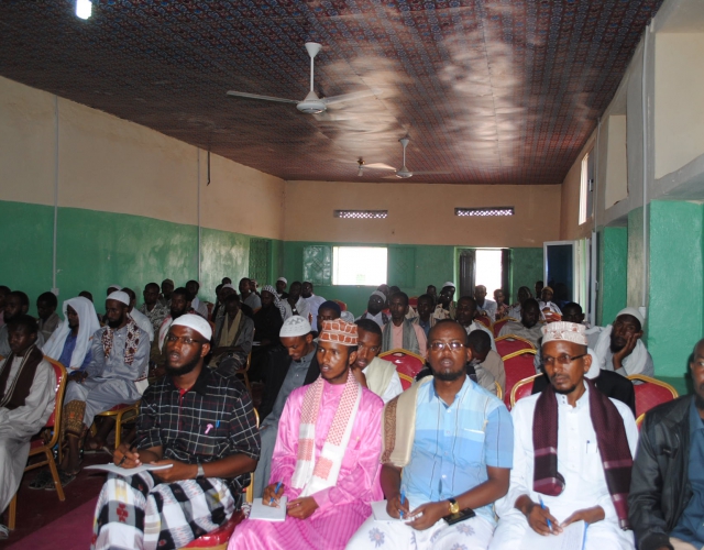 Siminaar ka furmay Laascaanood una furmay 100 Macalin oo dhiga Quraanka Kariimka ah.[Masawiro]