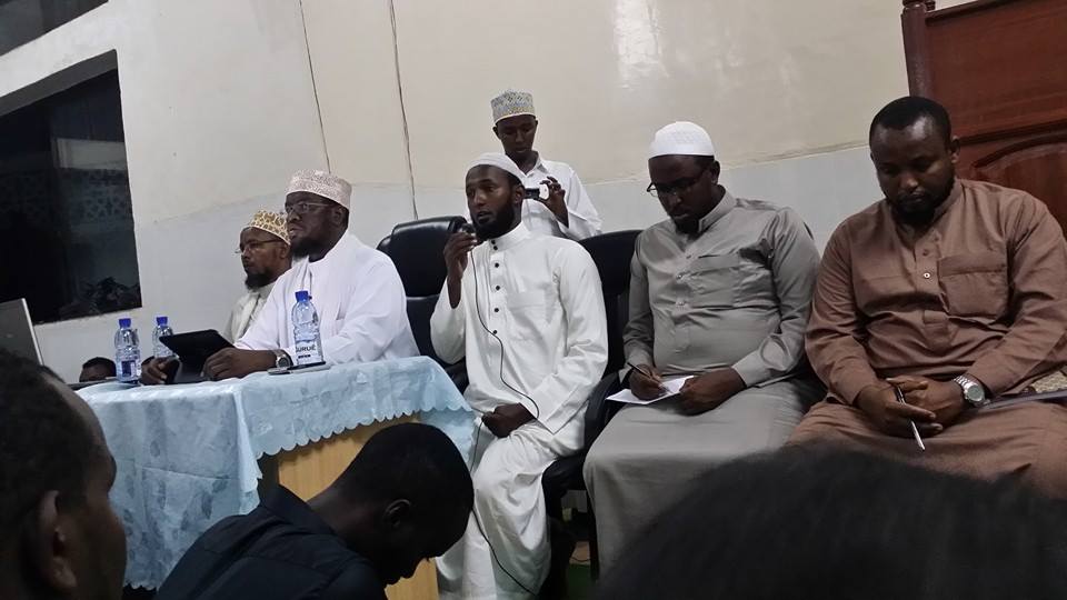 Sheekh Umal iyo Sh C/qaadir Boobe oo muxaadaraad kale ka jeediyey Masjidka Abu Bakar Al-Sadiiq.[Masawiro]