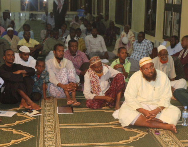 Sh Cali Warsame iyo Sh Maxamuud Xaaji oo muxaadaro wada jir ah ka jeediyey Masjid Jaamaca Laascaanood.[Masawiro]