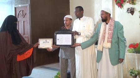Machadka Ibnu Xajar Al Casqalaani oo abaalmarino gudoon siiyay ardayda kaalmaha hore ka gashay imtixaankii  iyo waalidiin (Sawiro)