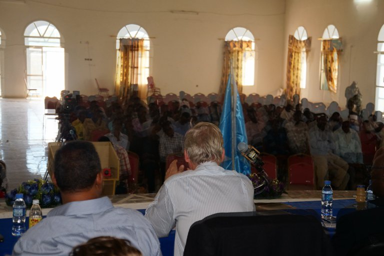 Kulan Ardayda Jaamacada Bariga Afrika Faraceeda Gobolka Nugaal Ay Su,aalo Ku weydiiyeen Danjiraha Qaramada midoobay u qaabilsan Somaaliya Mr.Nicholas Key.