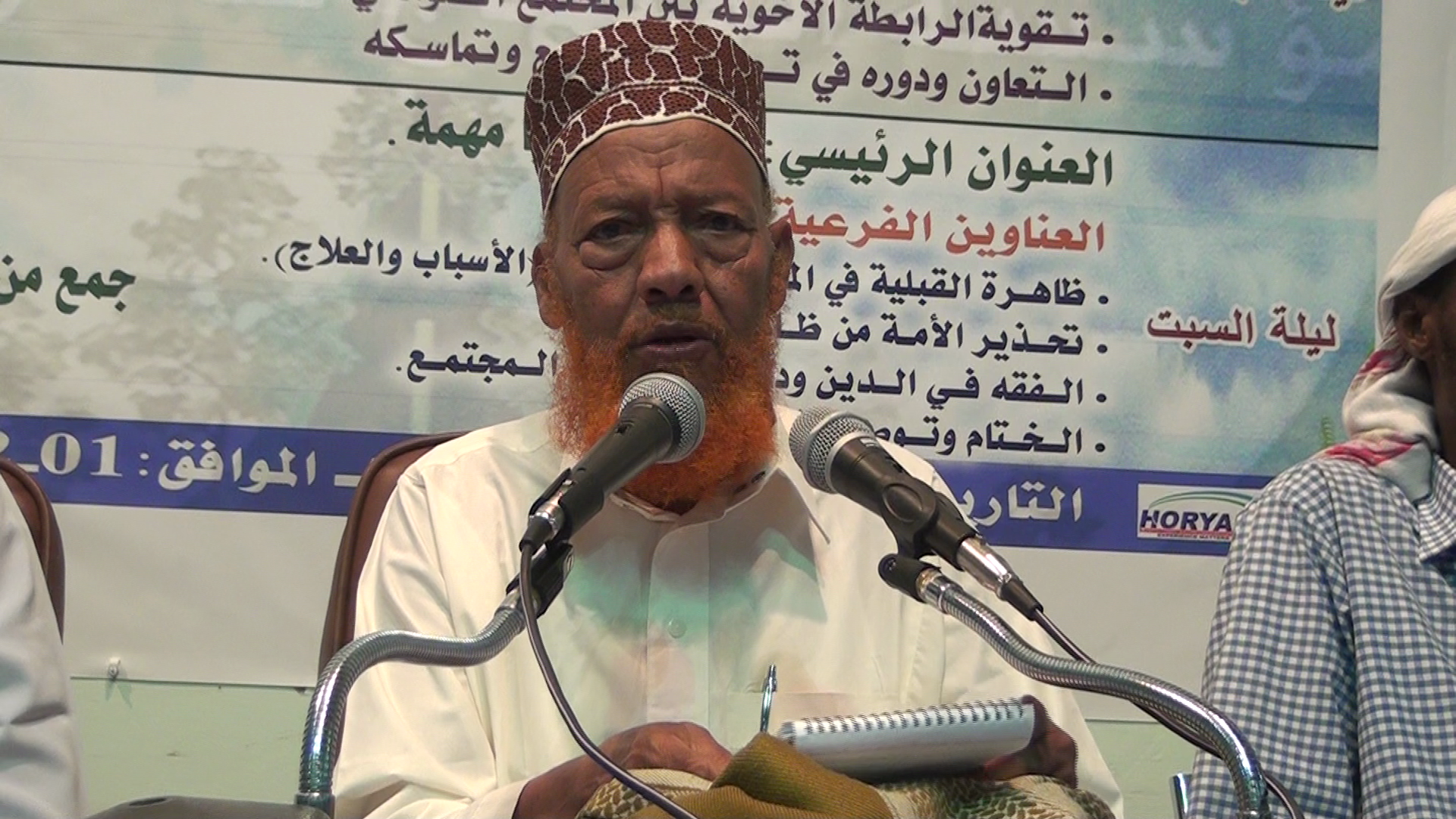 SHEEKH CALI WARSAME OO MUXAADARO KAJEEDIYAY  MASJIDKA AL-HUDA GAROWE .