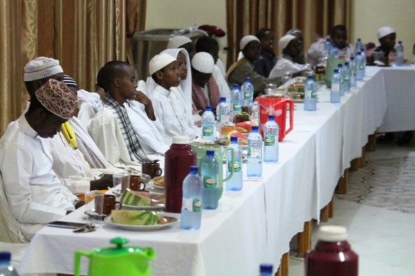 Madaxweyne Gaas oo afur iyo casho sharaf u sameeyey ardaydii ku tartamaysay akhriska Qur’aanka Kariimka ah ee Gobolada Puntland.[Masawiro]