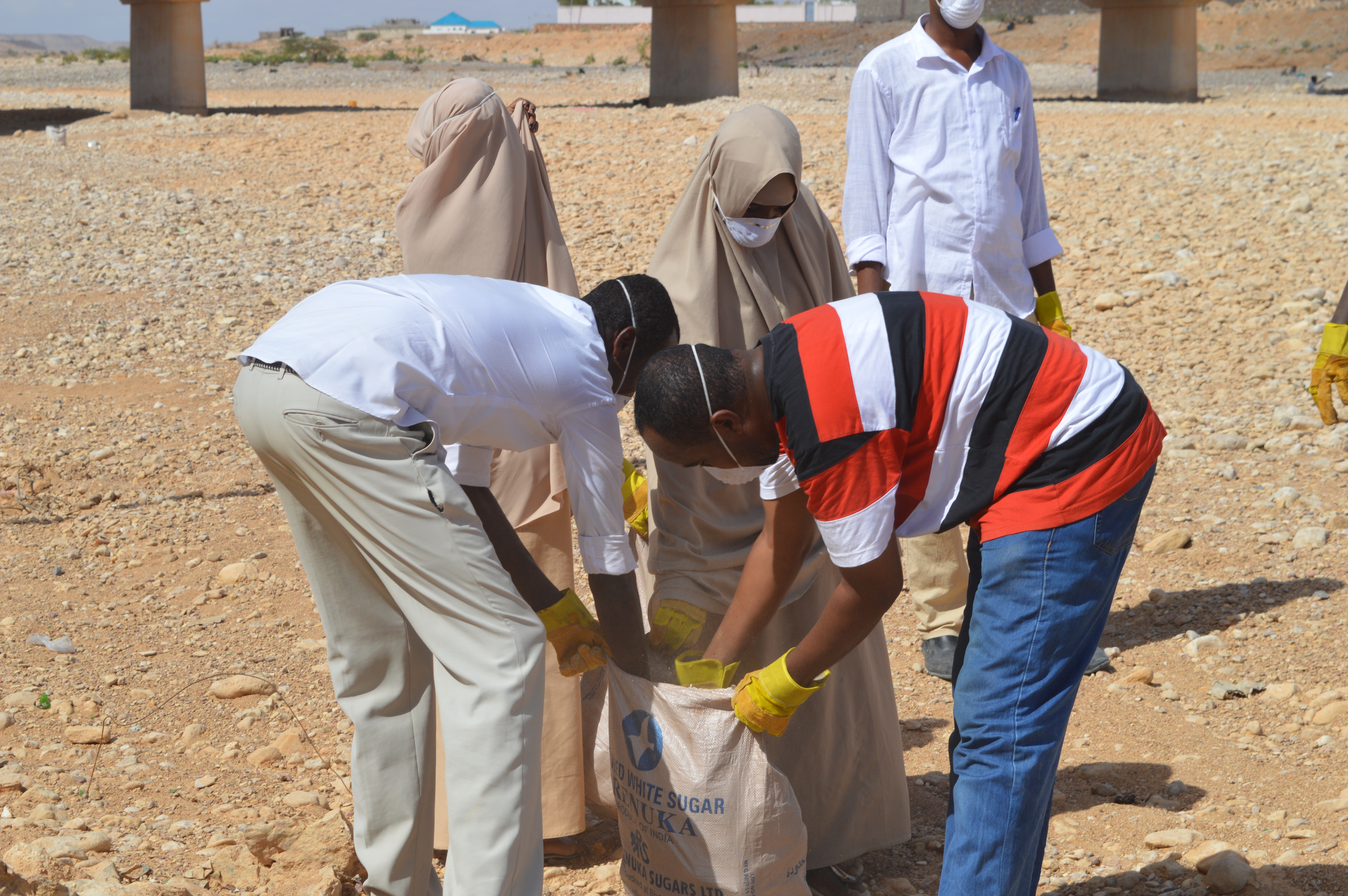 Ururka Puntland Iskaa Wax U qabso  Iyo Ardayda Dugsiga Sare Ganbool Oo Maantay Olole Nadaafadeed Kafuliyay Toga Weyn Ee Garowe :