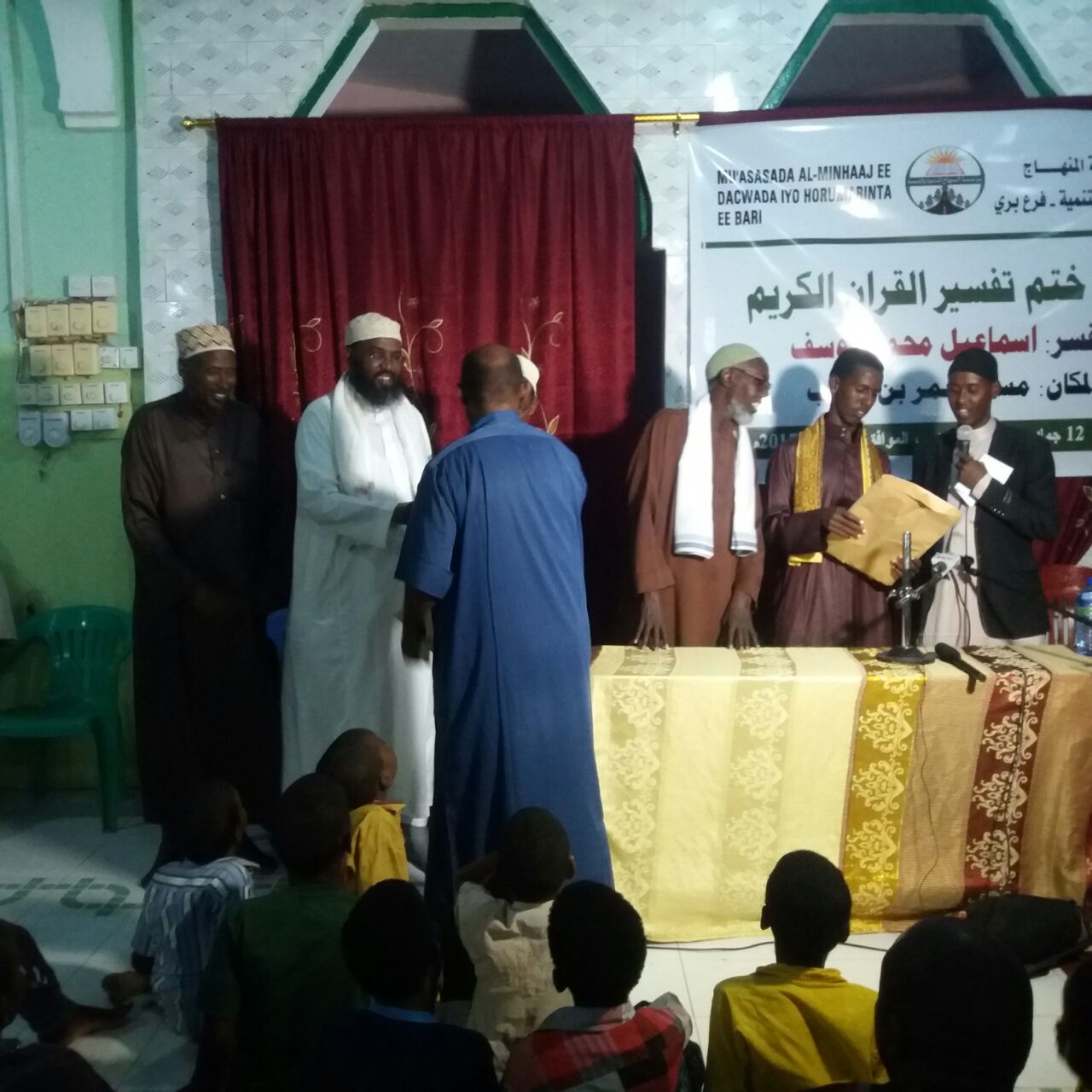 Sh Cabdiraxmaan Bukhaari Oo Xaflad U qabtay 12arday Oo Dhamaysatay Barashada Tafsiirka Qur’aanka .