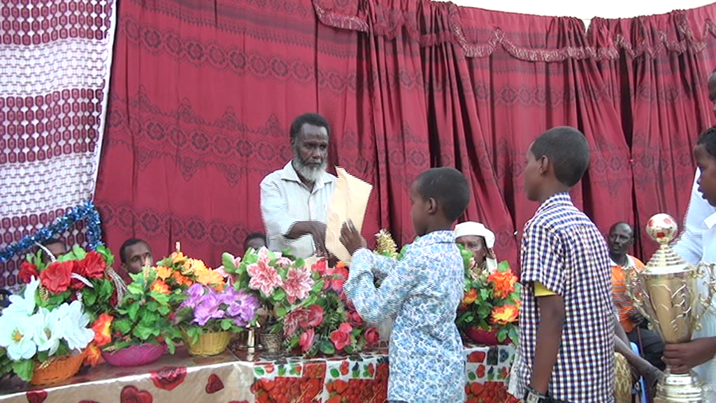 Dugsiga Hose Dhexe Ee Al-Waaxa Ayaa Xaflad Saagootin ah u qabtay Arday Kabaastay Fasalka 8-aad.