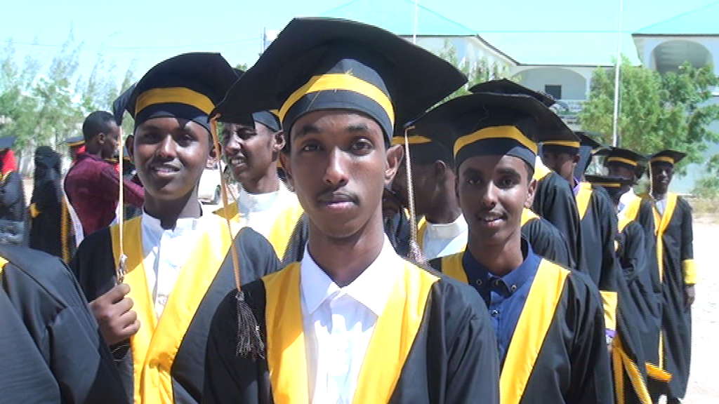 Dufcaddii 10aad oo ahayd 63 arday  oo Kaqalin Jabisay Mac-Hadka Khadiija ee Magaalada Garowe .