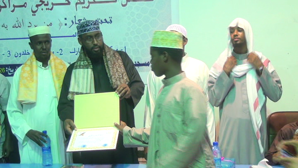 125 Ardayda oo Xalaqaadka Cilmiga Shareecada bartay Ayaa Xaflad lagu qabtay Masjidka Al-Huda Garowe.