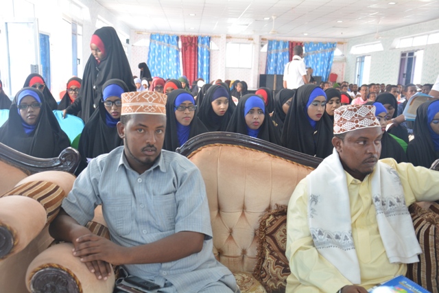 Gudoomiyaha Mu’assasada Al-Minhaaj Mudug oo Maanta Xaflad kala Qeybgalay Ardayda Iskuulka Sare Cabdirashiid Cali Sharmaarke.