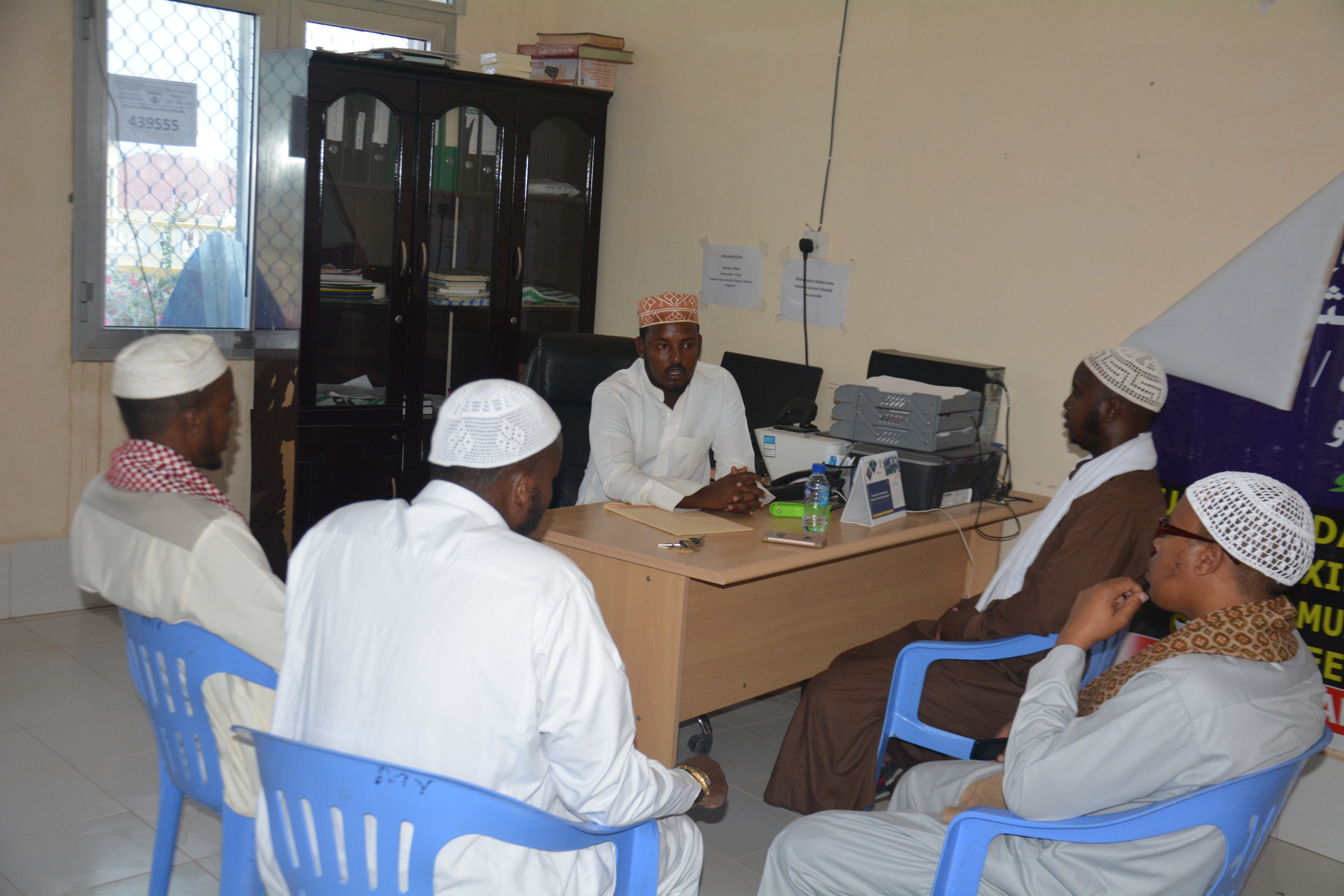 Gudoomiyaha Mu’assasada Al Minhaaj Mudug oo Galabta Xafiiskiisa Soo Dhaweyn ugu Sameeyay Wafdi uu Hogaaminayay Gudoomiyihii Hore Ee Mu’assasada Al Minhaaj Mudug.
