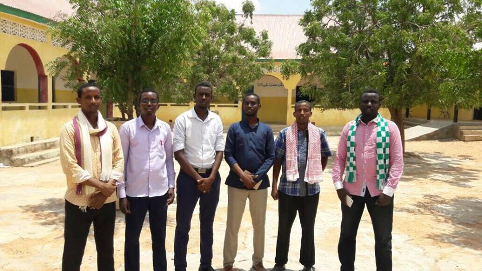 Wakiilka Xafiiska  Mu’assasada Al minhaaj Mudug Bacaadweyn oo Saaka Kalimaad Wacyigelin ah kasoo Jeediyay Dugsiga Hoose,Dhexe.Iyo Sare Ee Barbaarshe.