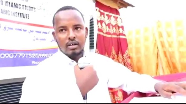 Gudoomiyaha Mu’assasada Al Minhaaj Mudug oo Xaflad Qalin jabin ah  kala Qeybgalay Arday ka Aflaxday Machadka Faaruuq Ee Bacaadweyn.